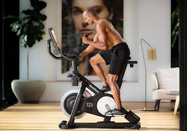 Tập cardio với xe đạp tập thể dục